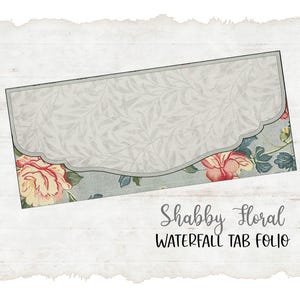 Puede incluir: Un folio de pestañas en cascada floral con un fondo gris claro. El folio presenta un patrón floral gris claro y un borde festoneado con rosas rojas y rosas. Se muestra el texto "Shabby Floral WATERFALL TAB FOLIO".