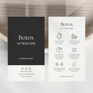 Könnte beinhalten: Eine schwarz-weiße Visitenkarte mit dem Text "Botox Aftercare" und einer Liste von Anweisungen für die Nachsorge. Die Anweisungen beinhalten, mindestens 4 Stunden aufrecht zu sitzen, 24 Stunden lang anstrengende Übungen zu vermeiden und hydriert zu bleiben. Die Karte enthält auch den Firmennamen, die Website und die Social-Media-Handles.