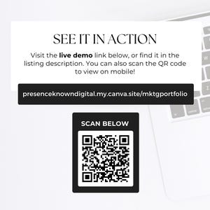 K&ouml;nnte beinhalten: Ein wei&szlig;er Laptop mit einer schwarzen Tastatur und wei&szlig;em Hintergrund. Der Laptop-Bildschirm zeigt ein wei&szlig;es Feld mit dem Text "SEE IT IN ACTION" und einem Link zu einer Website. Unter dem Feld befindet sich ein schwarz-wei&szlig;er QR-Code mit dem Text "SCAN BELOW".