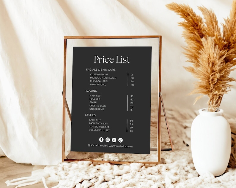 Puede incluir: Una lista de precios enmarcada en negro para un sal&oacute;n de belleza o spa. La lista incluye precios para tratamientos faciales, depilaci&oacute;n con cera y extensiones de pesta&ntilde;as. Los precios est&aacute;n en euros.