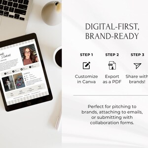 Pode incluir: Um modelo de curr&iacute;culo digital e pronto para a marca exibido em um tablet. O modelo inclui uma foto, detalhes pessoais e m&eacute;tricas de p&uacute;blico. A imagem tamb&eacute;m apresenta um laptop, uma x&iacute;cara de caf&eacute; e texto que diz "Personalize no Canva, Exporte como PDF, Compartilhe com as marcas!"