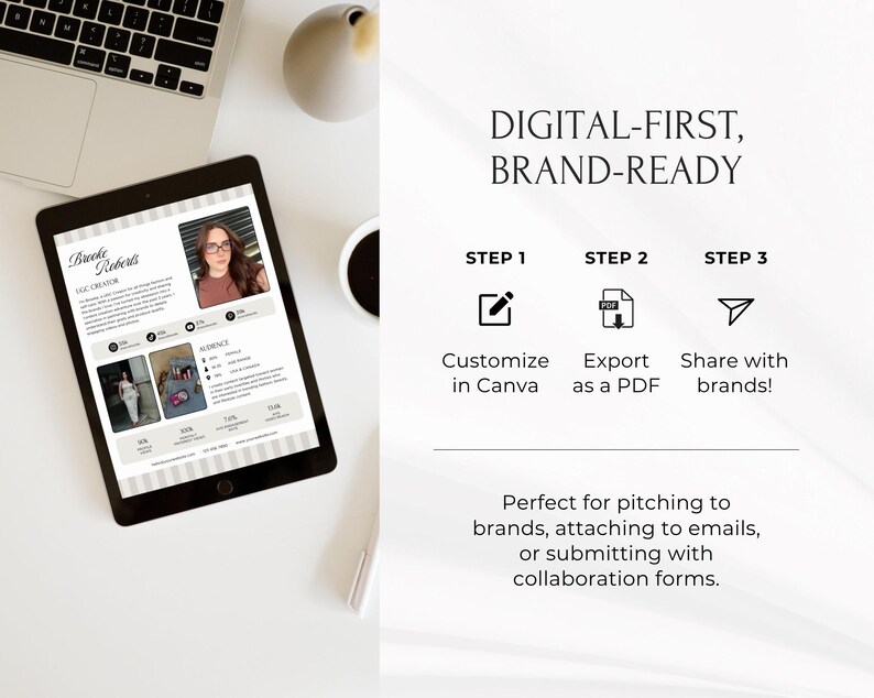Pode incluir: Um modelo de curr&iacute;culo digital e pronto para a marca exibido em um tablet. O modelo inclui uma foto, detalhes pessoais e m&eacute;tricas de p&uacute;blico. A imagem tamb&eacute;m apresenta um laptop, uma x&iacute;cara de caf&eacute; e texto que diz "Personalize no Canva, Exporte como PDF, Compartilhe com as marcas!"