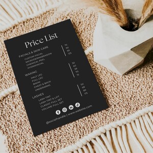 Puede incluir: Lista de precios en blanco y negro para un sal&oacute;n de belleza o spa. Los servicios incluyen tratamientos faciales, depilaci&oacute;n con cera y pesta&ntilde;as. Los precios se indican en euros. Se incluyen iconos de redes sociales y una direcci&oacute;n de sitio web en la parte inferior.