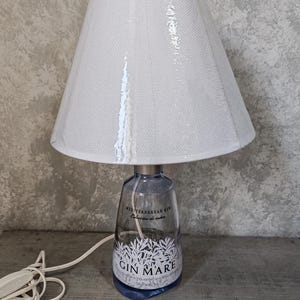Lampada da tavolo in bottiglia di gin mare con paralume bianco
