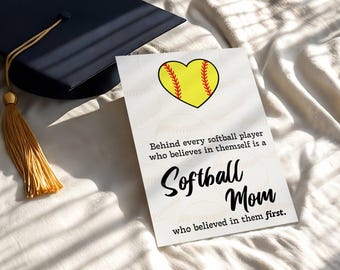 Softbollmamma Mors dag-kort Utskrivbart födelsedagskort Mamma till senior Nattsportgåva till mamma Softbollmamma-presentmall Digital nedladdning