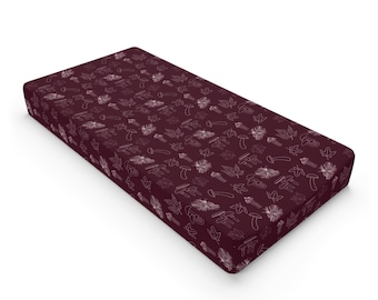Babyverschoonmatje met paddenstoelen- en herfstbladerenprint | Bordeauxrode bloemenprint voor de babykamer