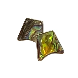 Op de afbeelding: Een paar vierkante oorbellen met iriserende abalone schelpinleg. De oorbellen hebben een zilverkleurige metalen rand. De abalone schelp toont een mix van groene, gouden en blauwe tinten, waardoor een glinsterend effect ontstaat.