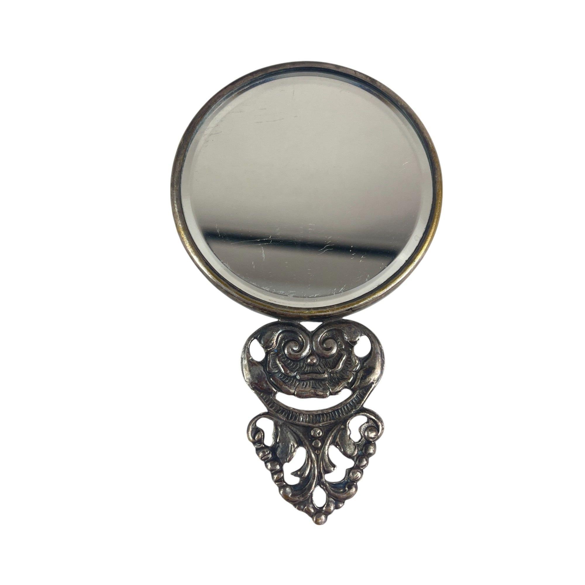 装飾的なハンドルと詳細なシーンの彫刻が施されたアンティークシルバー