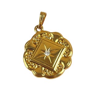Colgante Avon Sparkle con la inicial M de 1988 en tono dorado con diseño ornamentado en forma de diamante y grabado de estrella.