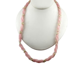 Collar trenzado de cuentas rosas con detalles dorados. Joyería hecha a mano.