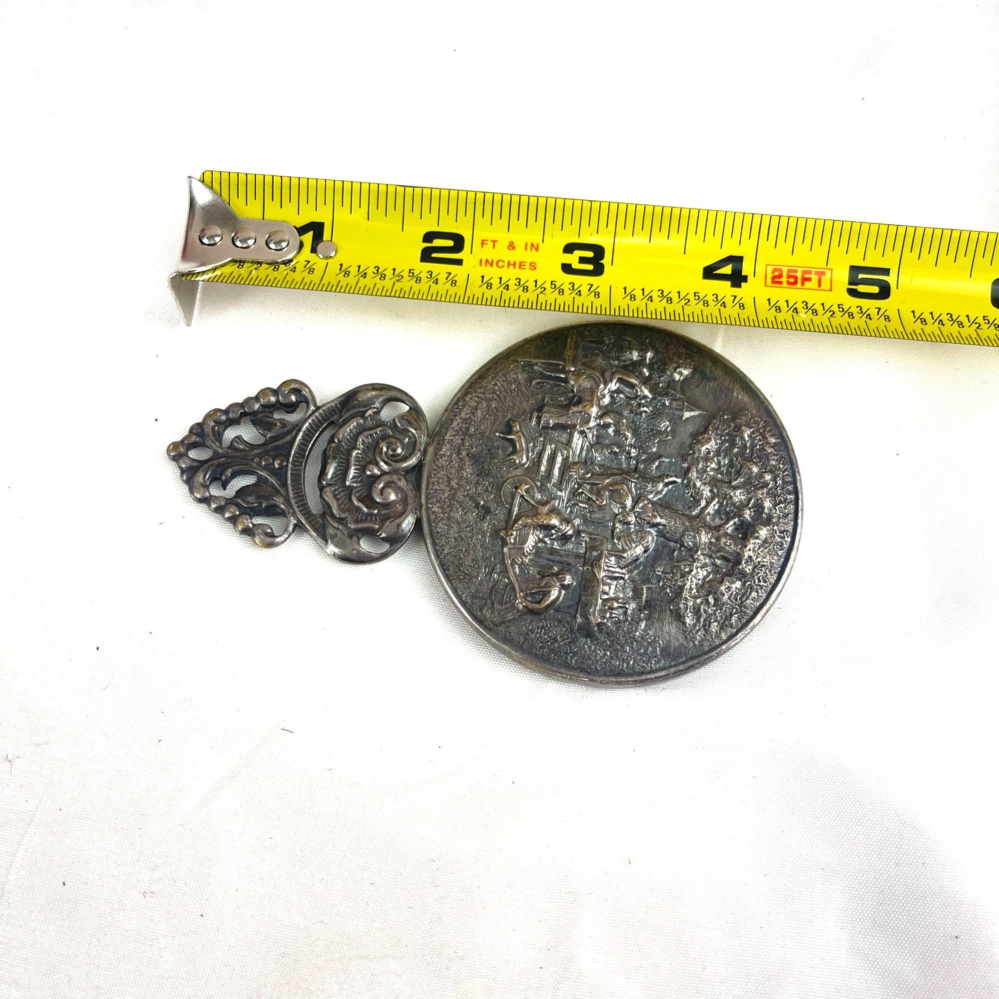 装飾的なハンドルと詳細なシーンの彫刻が施されたアンティークシルバー