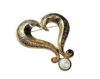 Spilla vintage a forma di cuore color oro Avon con accenti di perle finte