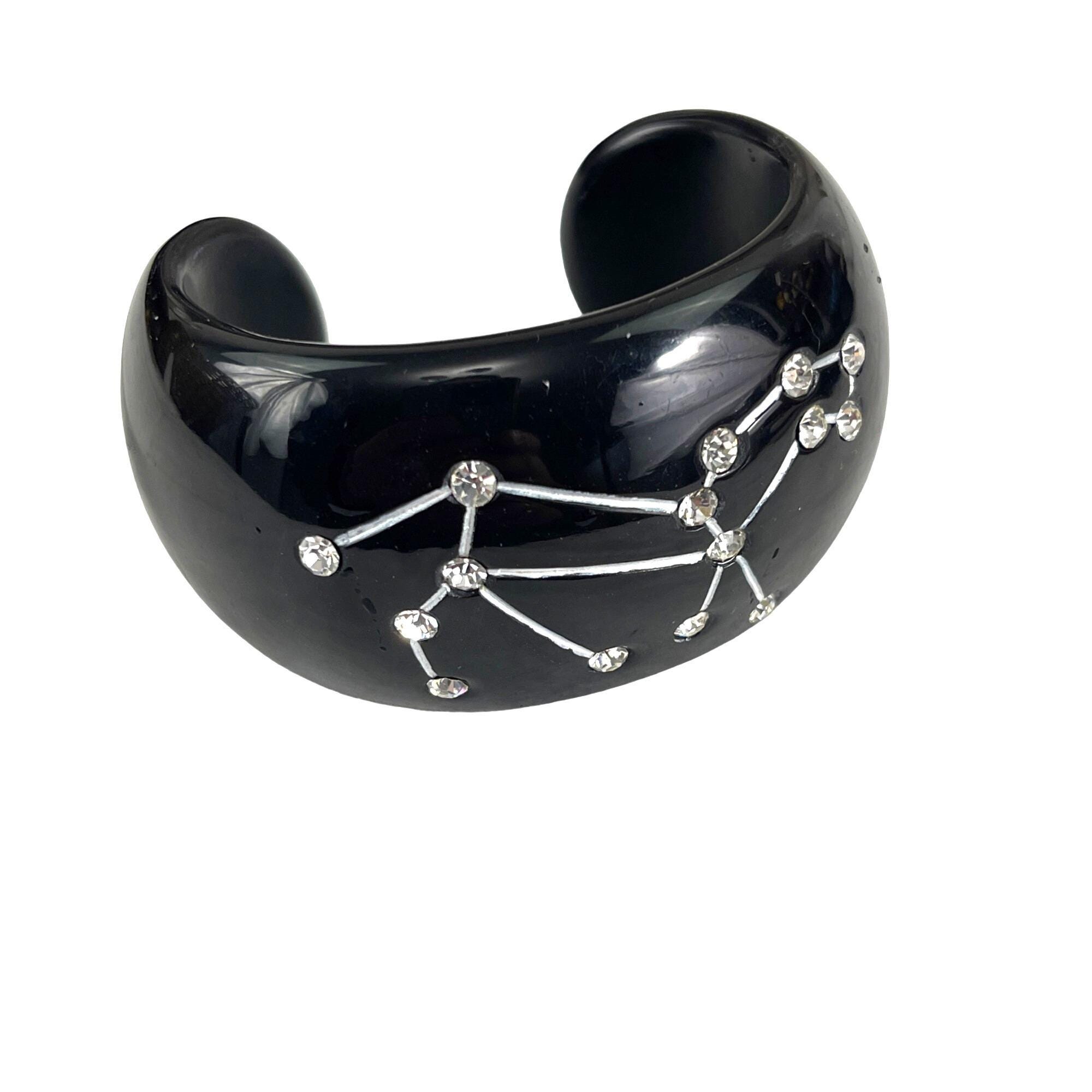 ジェシカ・ケイガン・クッシュマンのレオ星座カフブレスレット