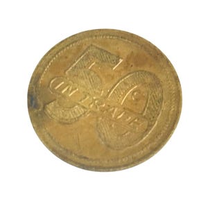 以下が含まれることがあります： 「5」の数字と「CINCO FRANCS」という文字が刻まれた金色のコインです。