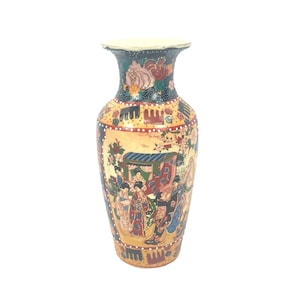 複雑なデザインと花のモチーフが施された、アジア風の手描きヴィンテージ陶器の花瓶