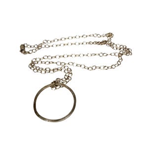 Colar com pingente circular martelado em prata de lei, joia minimalista.