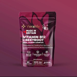 Puede incluir: Una bolsa granate de cápsulas Veralife Vitamina B12 + Remolacha, fabricada en Gran Bretaña. El envase detalla el complejo de doble potencia, los ingredientes y los beneficios. Contiene 90 cápsulas con 9000 mg por porción.