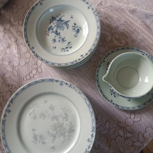 Service de table complet en porcelaine de Limoges - Maison Raynaud - 56  assiettes + 13 plats - Début de Série
