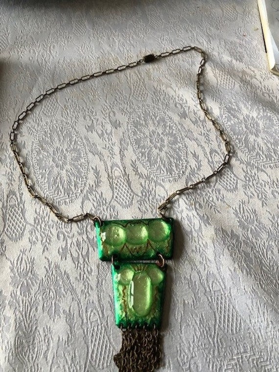 Collier ancien avec pendentif en plaque émaillée