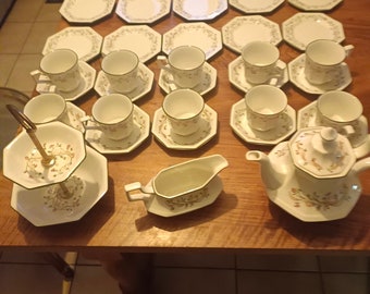 Service à thé 10 trios tasse soutasse assiette à thé théière soucoupe 2 étages et un pot à lait Porcelaine anglaise Johnson Brothers