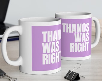 Könnte beinhalten: Zwei weiße Keramikbecher mit dem Text "THANOS WAS RIGHT" in weißen Buchstaben auf helllila Hintergrund. Die Becher stehen auf einer hellen Holzoberfläche mit einem Laptop und Bürobedarf im Hintergrund.
