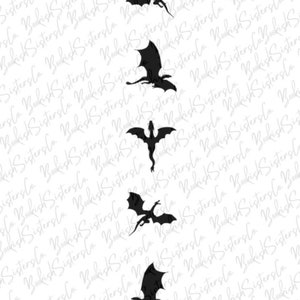 Op de afbeelding: Een witte achtergrond met een herhaald patroon van de tekst "Bookish Sisters Co." in lichtgrijze letters. Zwarte silhouetten van draken in verschillende vliegposities.