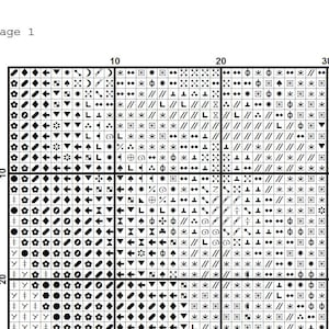 以下が含まれることがあります： クラフトプロジェクト用のシンボルが書かれた白黒のクロスステッチパターンチャート。チャートには、矢印、星、花、幾何学模様など、さまざまなシンボルが含まれています。