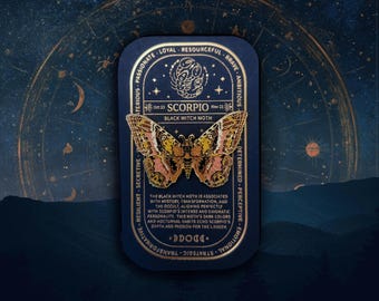 Pode incluir: Um alfinete retangular azul marinho com uma ilustração detalhada de uma Black Witch Moth, com um tema do zodíaco de Escorpião. O alfinete inclui o texto "Scorpio" e "Black Witch Moth". A mariposa tem asas castanhas, laranja e rosa.