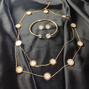 Pendientes atemporales con números romanos en oro de 18 quilates: un regalo ideal para mujer.