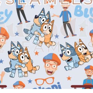 Puede incluir: Un patr&oacute;n sin costuras azul claro con personajes de dibujos animados de la serie Bluey. El dise&ntilde;o incluye im&aacute;genes de Bluey y Bingo, junto con otros personajes y la palabra "Bluey".
