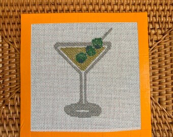 Lienzo bordado de Dirty Martini / Diseño de cóctel pintado a mano / Malla 18 / 5x5