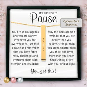 Personalisierte Pause Halskette Geschenk für sie, Motivationsanhänger 3D vertikaler Balken graviert Pause Zeichen, Selbstliebe Club Geschenk, Positivität Halskette