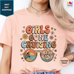 ガールズ ゴーン クルージング T シャツ、クルーズ マッチング シャツ、ガールズ クルーズ バケーション アウトフィット、フレンズ クルーズ トリップ T シャツ、マッチング クルーズ ガールズ トリップ ギフト