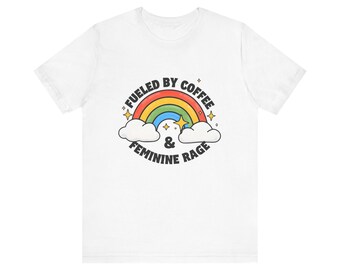 Camiseta con frase arcoíris feminista impulsada por el café y la ira