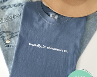 Camiseta de enfermera "Mentalmente estoy masticando hielo" / Camiseta de colores cómodos