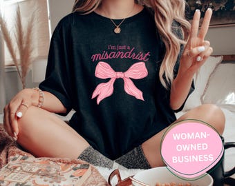 Camiseta feminista divertida con colores reconfortantes y lazo misándrico