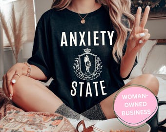 Camiseta de la Universidad Estatal de Ansiedad, parodia del escudo universitario, camiseta irónica sobre salud mental