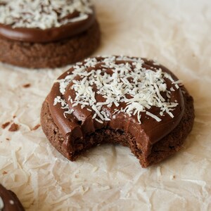 Receta de galletas de chocolate y coco / Galletas de chocolate y coco gruesas y suaves, glaseado de chocolate y cobertura de coco rallado Recetas australianas