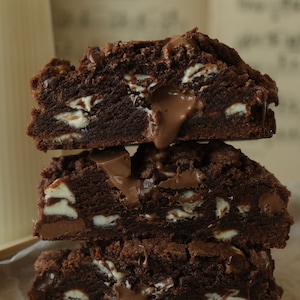 Receta de galletas de chocolate con triple chocolate y dulce de leche Death By Chocolate / Galletas de chocolate masticables, espesas y decadentes Galletas de chocolate blanco oscuro