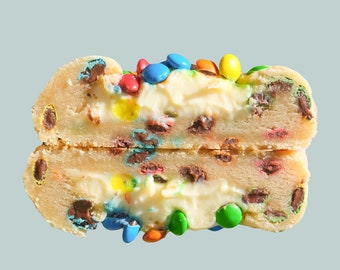 M & M Käsekuchen Gefüllte Kekse | Chunky MnM Kekse mit Käsekuchenfüllung, Selbstgemachter Käsekuchen Dessert Cookie Gourmet Regenbogen Kekse