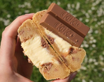 KitKat Käsekuchen Gefüllte Kekse Rezept | Chunky Chocolate Kit Kat Käsekuchen Geladene Kekse, Hausgemachte Dessert Keks Gourmet Chunky Cookie