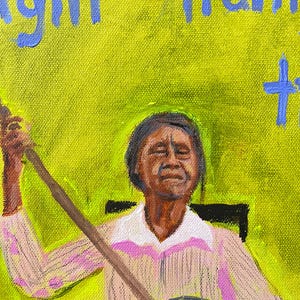 K&ouml;nnte beinhalten: &Ouml;lgem&auml;lde auf Leinwand, das eine Person beim Banjo spielen zeigt. Die Person tr&auml;gt ein rosa Hemd mit wei&szlig;er Bord&uuml;re vor einem hellgr&uuml;nen Hintergrund. Die Worte "night train" sind in Blau geschrieben.