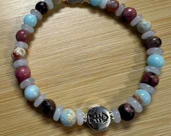 Zilveren stretcharmband kat met viskralen - 6 mm rode en blauwe jaspis, witte jadesteenkralen