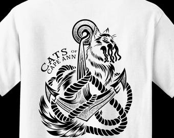 Anchored Abyss Tee – Nautisch T-shirt met Maine Coon-katprint, unisex T-shirt met tatoeage-geïnspireerde kuststijl