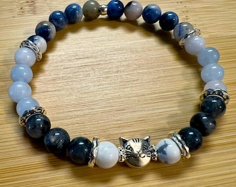 Zilveren kat armband met stretchkralen - 6 mm blauwe sodaliet, aquamarijn steenkralen