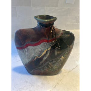 Jarrón de cerámica artesanal de 9 pulgadas, cocido en raku y de estilo artístico, firmado.