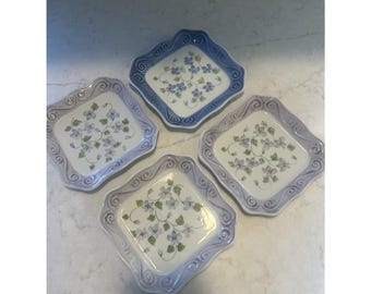 4 Andrea by Sadek handgeschilderde 6" geschulpte bloemendessertborden 1 blauwe en 3 paarse 6 inch vierkant