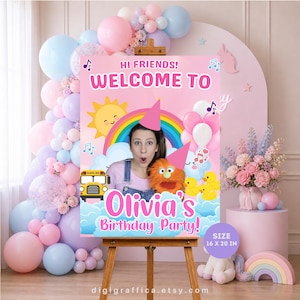 Puede incluir: Un letrero de bienvenida rosa para la fiesta de cumpleaños de Olivia, con el texto "Hi Friends! Welcome To Olivia's Birthday Party!". El letrero presenta un arcoíris, un sol sonriente, un autobús escolar y patos de dibujos animados. El letrero mide 40,6 x 50,8 cm.