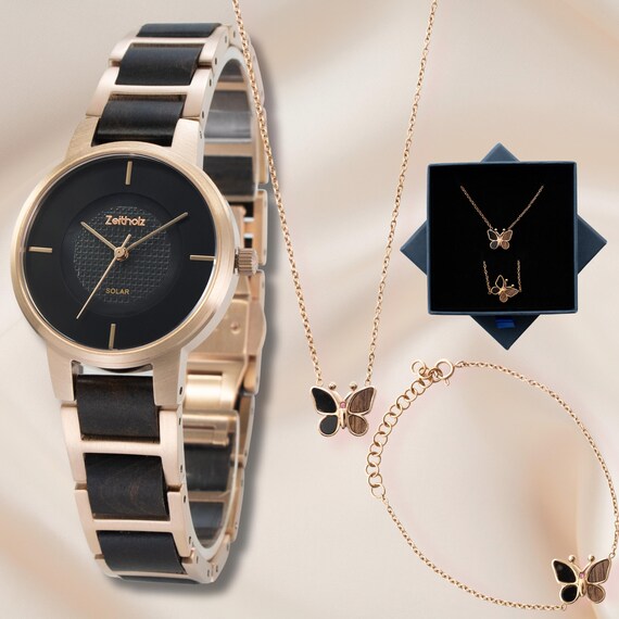 Personalisierte Solar-Holzuhr–Schmetterling Schmuckset–Gravierte Damenuhr – Nachhaltiges Geschenk – Halskette & Armband –Jubiläum, Hochzeit