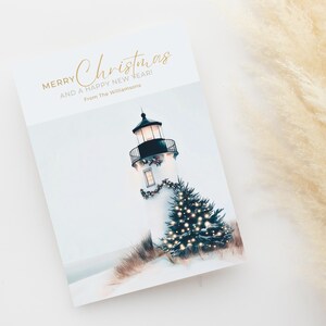 Tarjeta navideña con faro costero editable: plantilla digital de Canva para tarjetas de felicitación navideña, diseño de Feliz Navidad y Feliz Año Nuevo